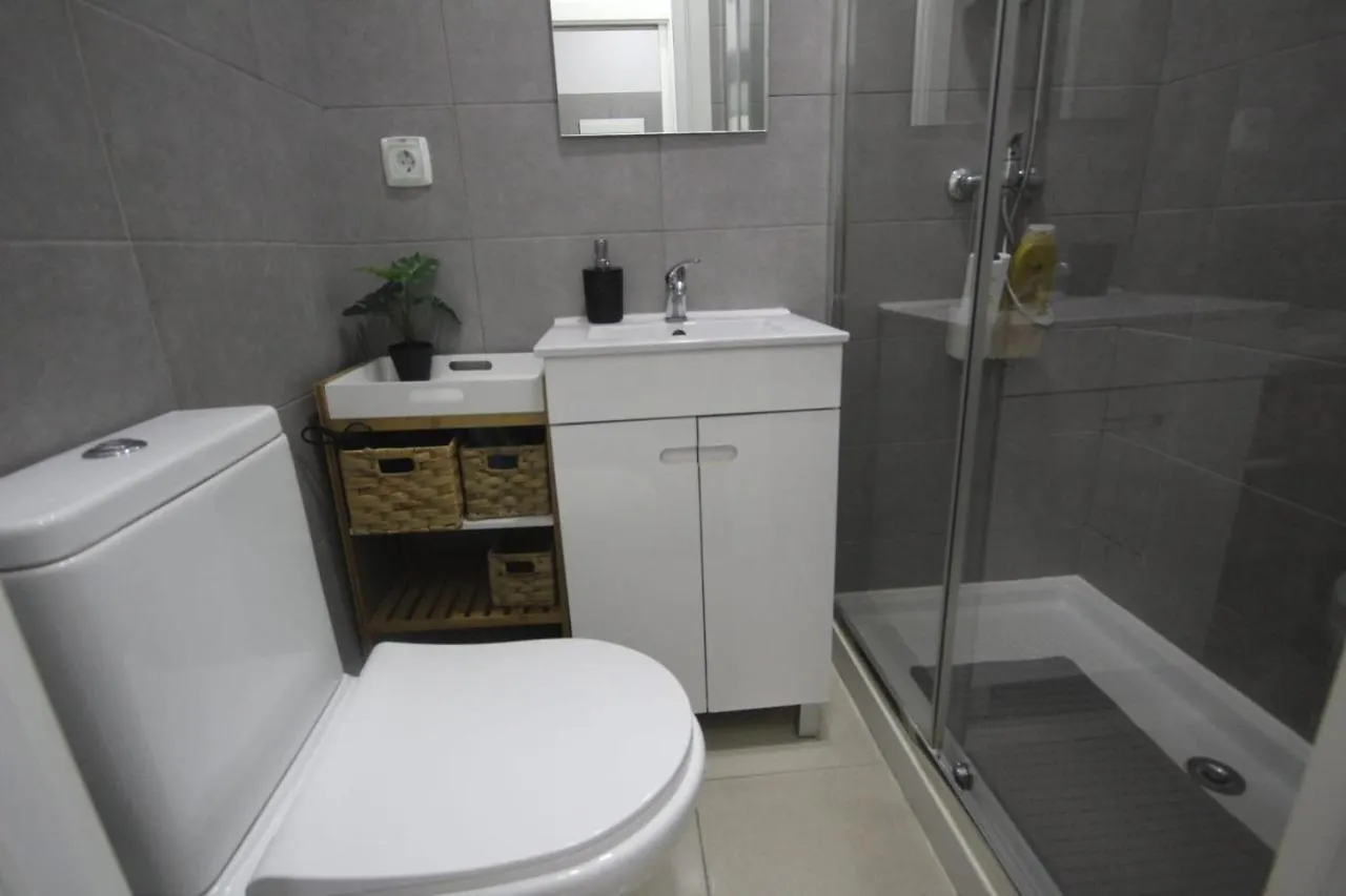 Ocean M1 R4 - Large Double Room With Shared Bathroom In City Center Lisboa Portugal