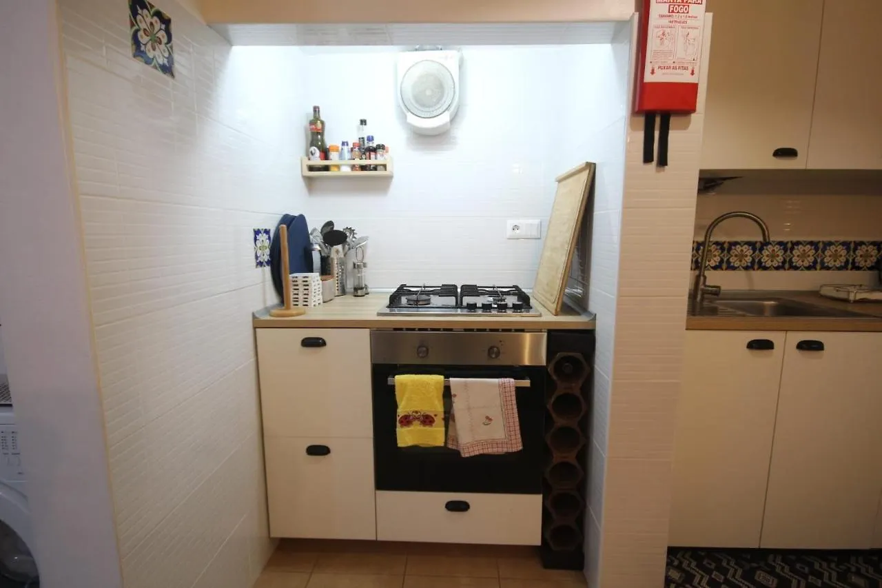 Ocean M1 R4 - Large Double Room With Shared Bathroom In City Center Лиссабон